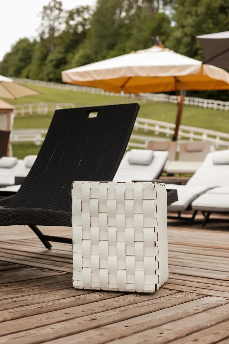 obrazek 3 Tapicerowany skórzany stołek Bottega 35x35xH40 cm w kolorze waniliowym