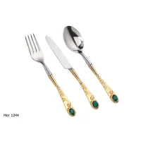 Zdjęcie Eleganckie sztućce stalowe z uchwytem z pozłacanego brązu