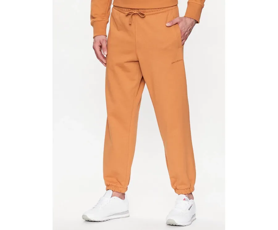 obrazek 1 New Balance Spodnie dresowe MP23551 Pomarańczowy Relaxed Fit