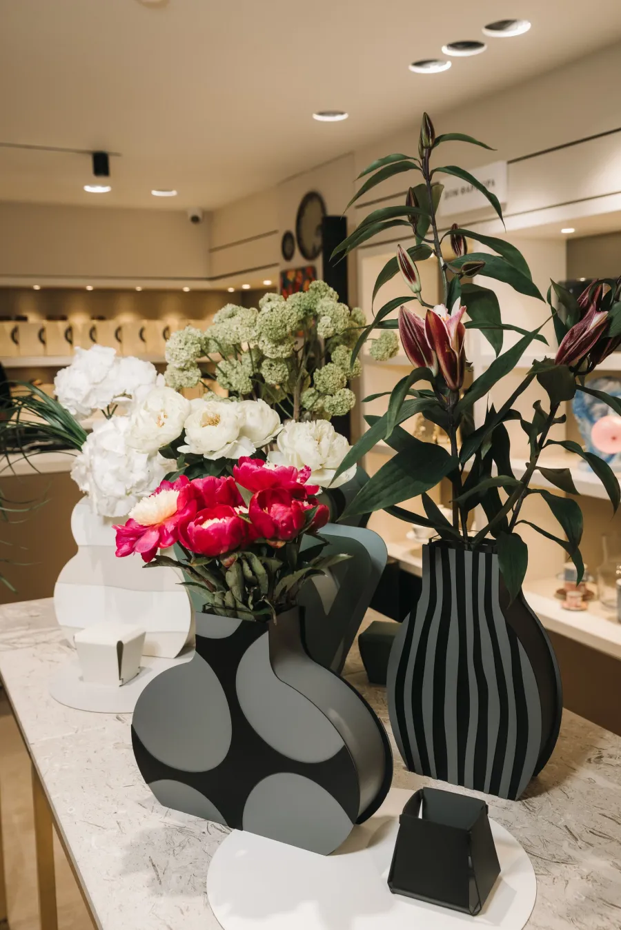 obrazek 6 Wyjątkowy wazon Otto 9x24xH44 cm z czarnej i szarej skóry w pionowe pasy