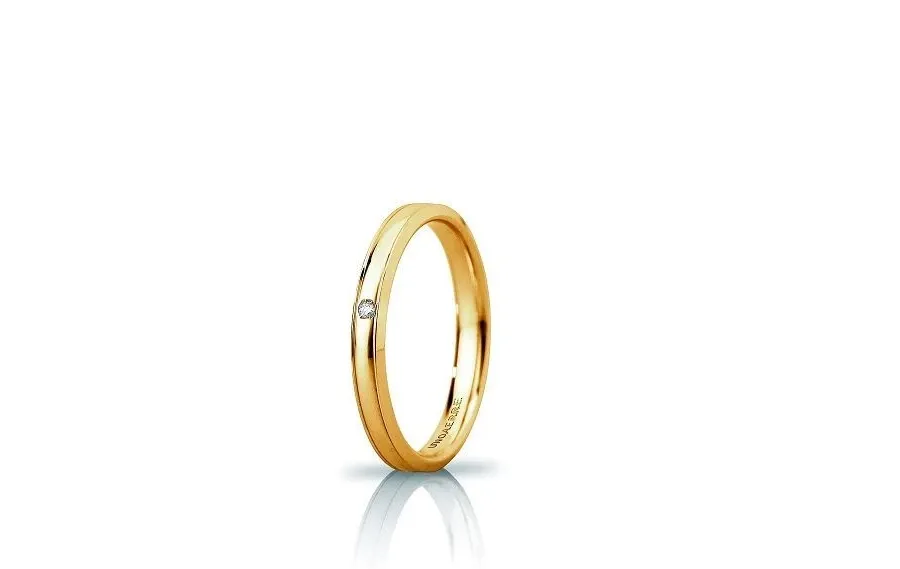 obrazek 1 Piękna Wąska obrączka z żółtego złota z diamentem o masie 0,01 ct. 3mm szerokości