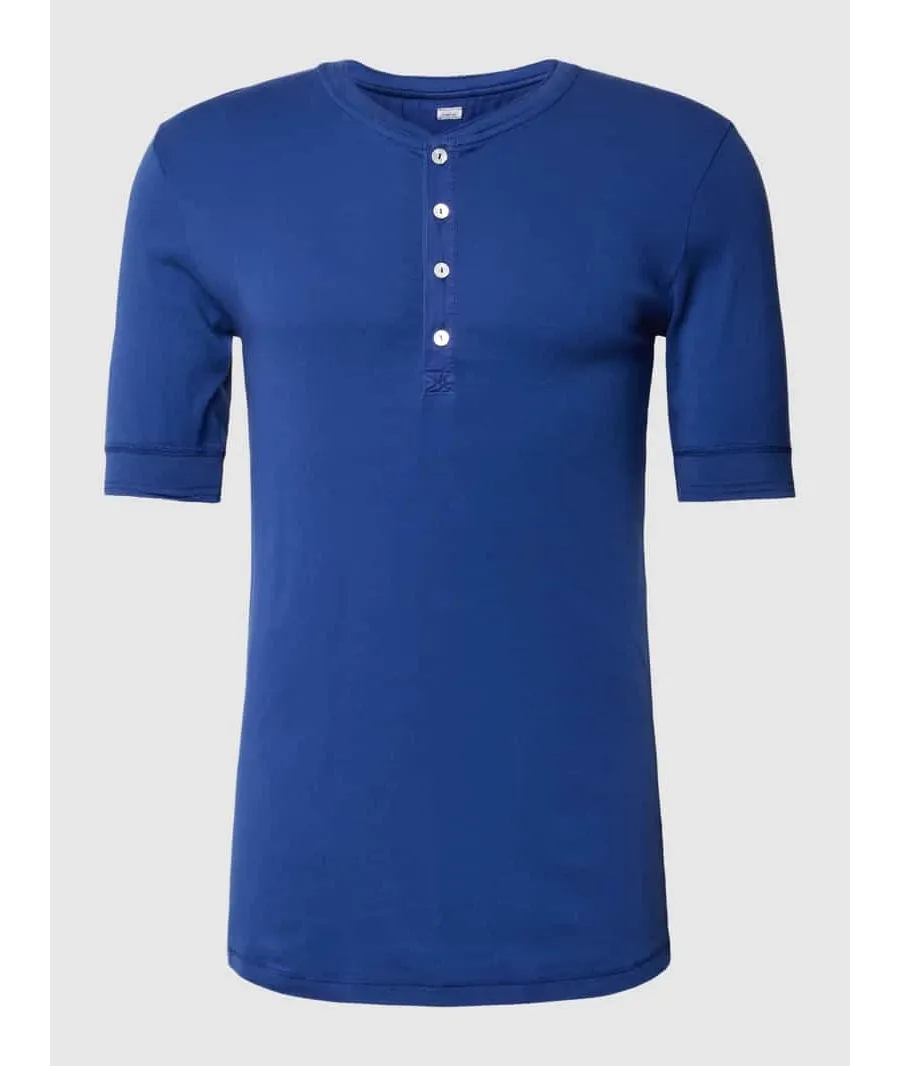 obrazek 1 T-shirt z krótkim zapięciem na guziką model ‘Henley’