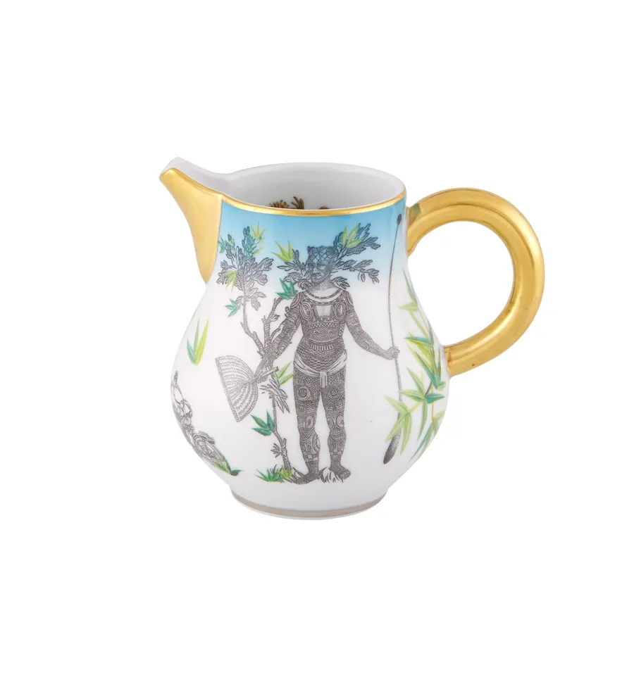 obrazek 1 Dzbanek na mleko z porcelany z kolekcji Rêveries z przedstawieniem mężczyzny wśród roślin - Vista Alegre