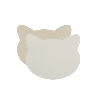 Zdjęcie Podkładka na stół - głowa kota wykonana ze skóry w kolorze białym i kremowym