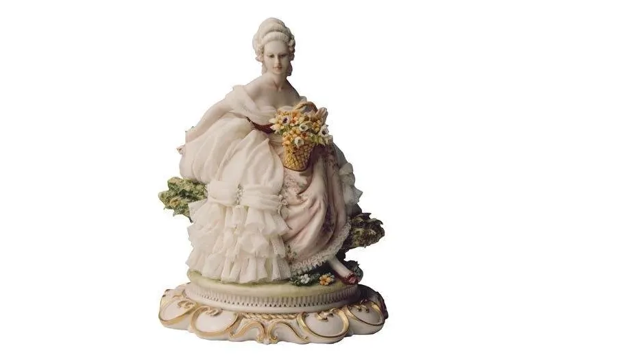 obrazek 1 Kobieta z koszem kwiatów - porcelanowa figurka do salonu