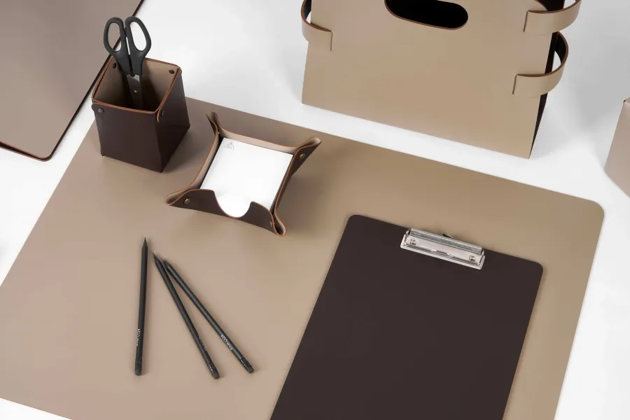 obrazek 6 Stylowy organizer na przybory biurowe wykonany ze skóry w kolorze oliwki