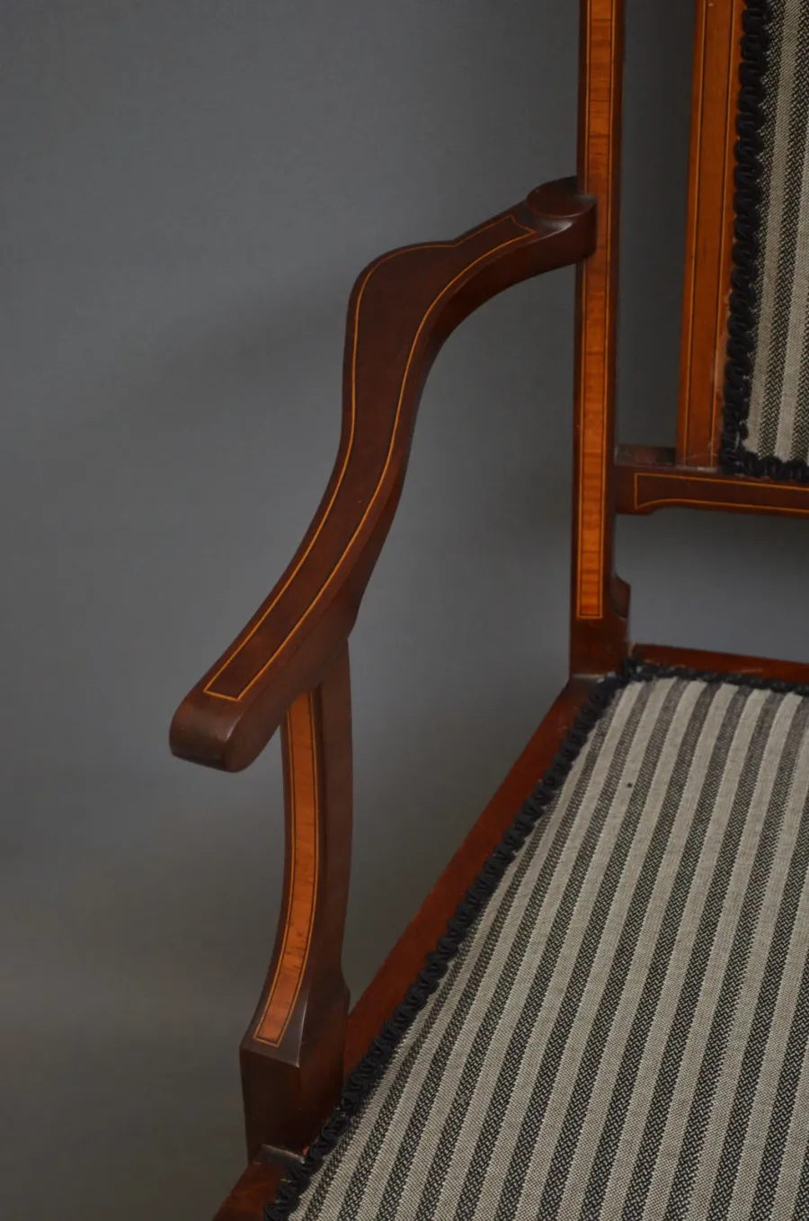 obrazek 3 Edwardiańska, mahoniowa i inkrustowana sofa o prostym i eleganckim designie