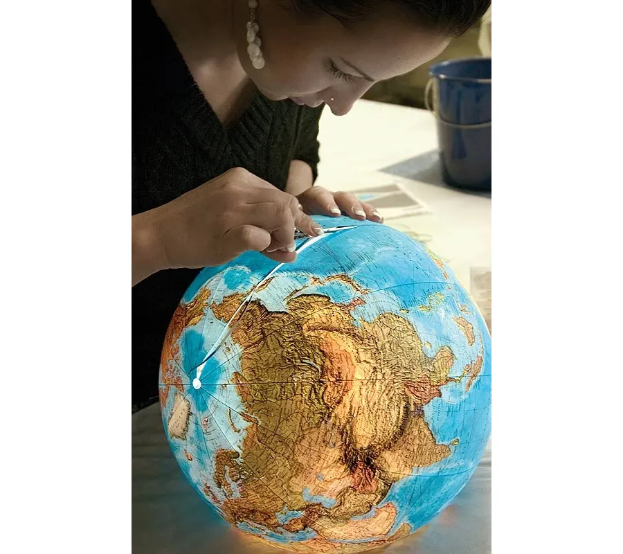 picture 2 Luxurious globe made of crystal and mahogany