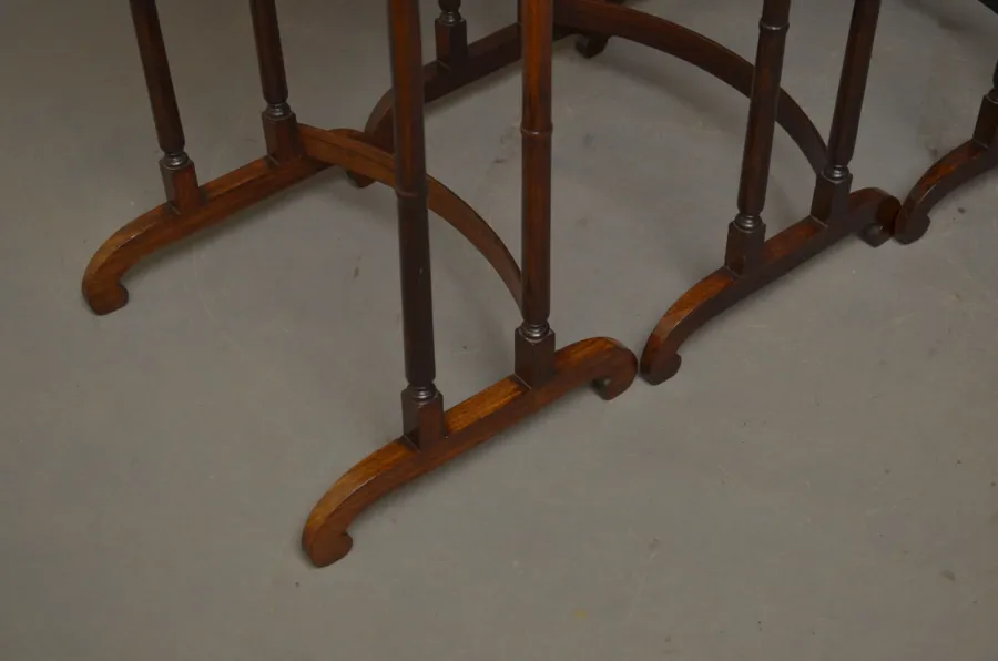 obrazek 5 Wysokiej jakości komplet z drewna różanego składający się z trzech stołów w stylu regencyjnym
