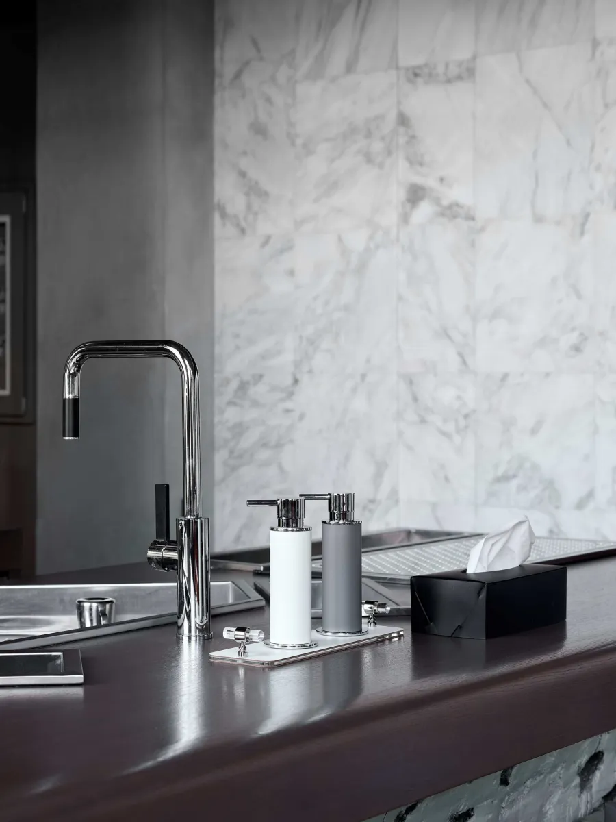 obrazek 2 Luksusowe czarne pudełko na chusteczki 23x12xH7,5 cm ze skóry