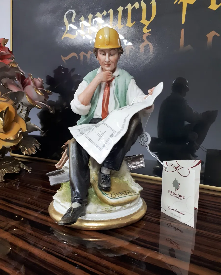 obrazek 3 Stylowa porcelanowa figurka inżyniera