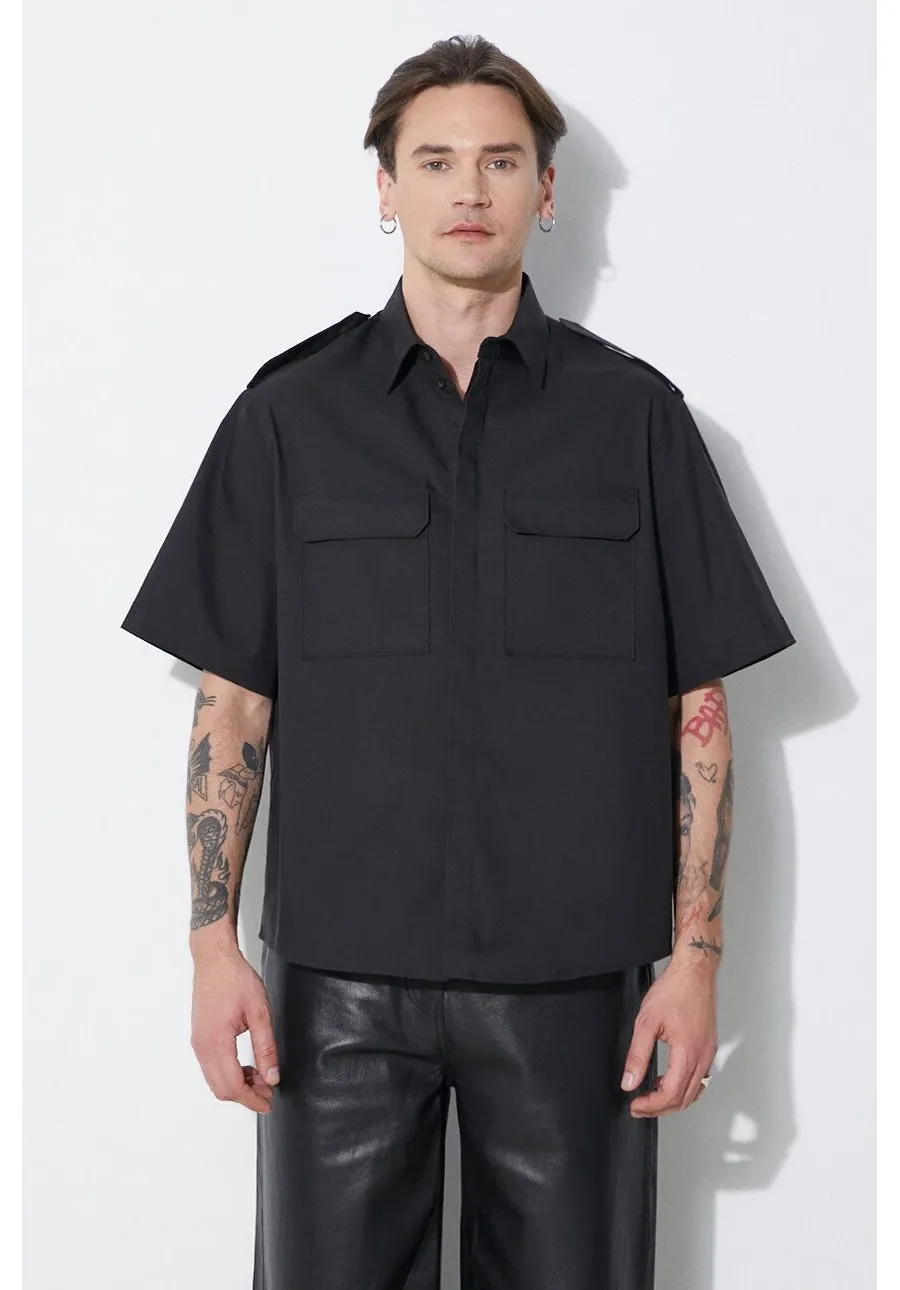 obrazek 1 Neil Barrett koszula Loose Military Police Detail Short Sleeve Shirt męska kolor czarny regular z kołnierzykiem klasycznym MY60216A-Y037-001N