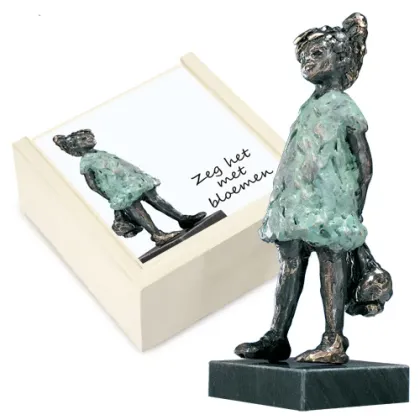 Zdjęcie Urocza statuetka dziewczynki