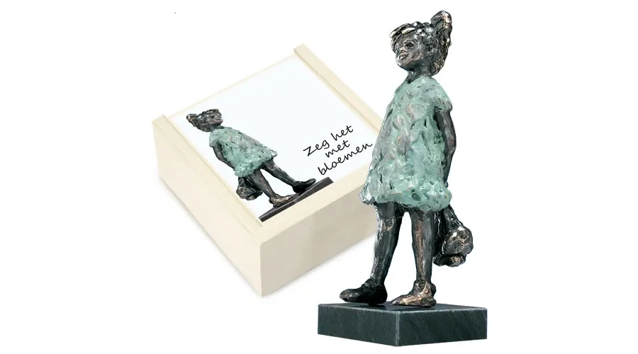 obrazek 1 Urocza statuetka dziewczynki 