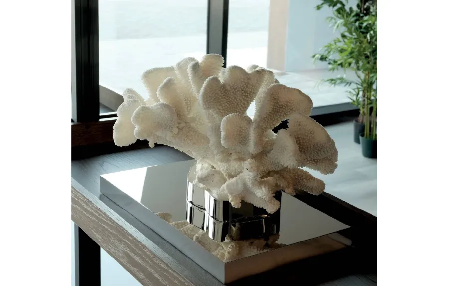 obrazek 1 NIepowtarzalny koral drzewny niklowany na czarnej podstawie