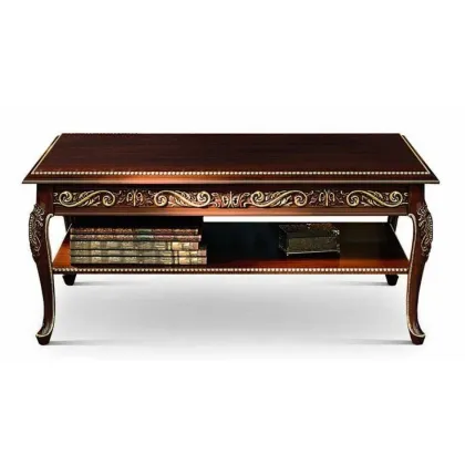 Zdjęcie Piękny antyczny stolik kawowy z drewnianym blatem i półką