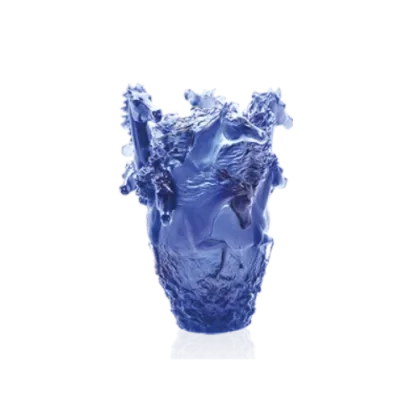 Zdjęcie Kryształowy niebieski wazon zdobiony motywem koni z limitowanej edycji – marka Daum