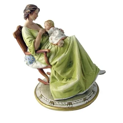 Zdjęcie Matka karmiąca dziecko piersią - figurka z porcelany
