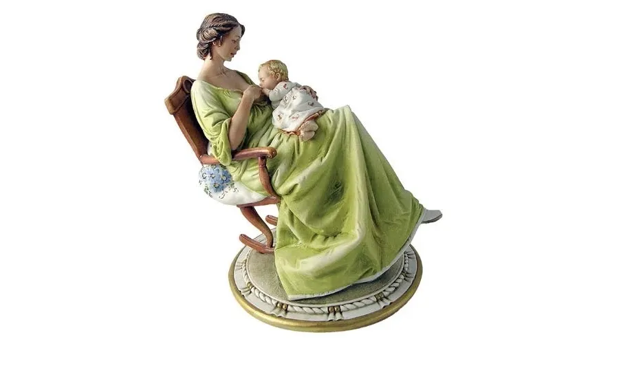 obrazek 1 Matka karmiąca dziecko piersią - figurka z porcelany