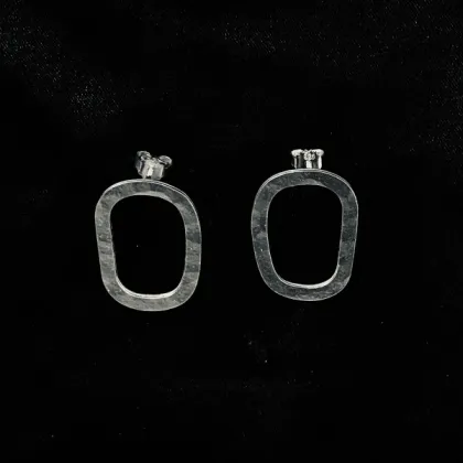 Zdjęcie Cudowne srebrne kolczyki w kształcie prostokąta z młotkiem - idealny pomysł na rocznicę