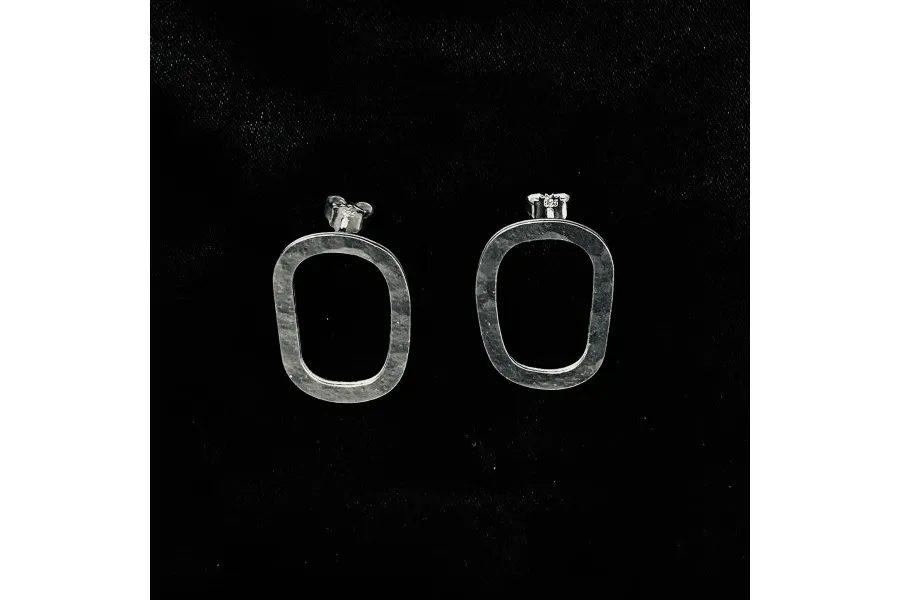 obrazek 1 Cudowne srebrne kolczyki w kształcie prostokąta z młotkiem - idealny pomysł na rocznicę