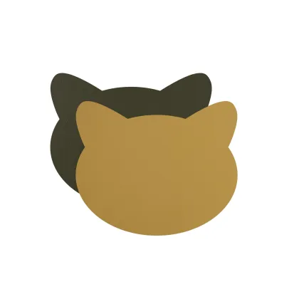 Zdjęcie Stylowa podkładka na stół 12x12 cm - głowa kota wykonana ze skóry w kolorze musztardowym i oliwkowym