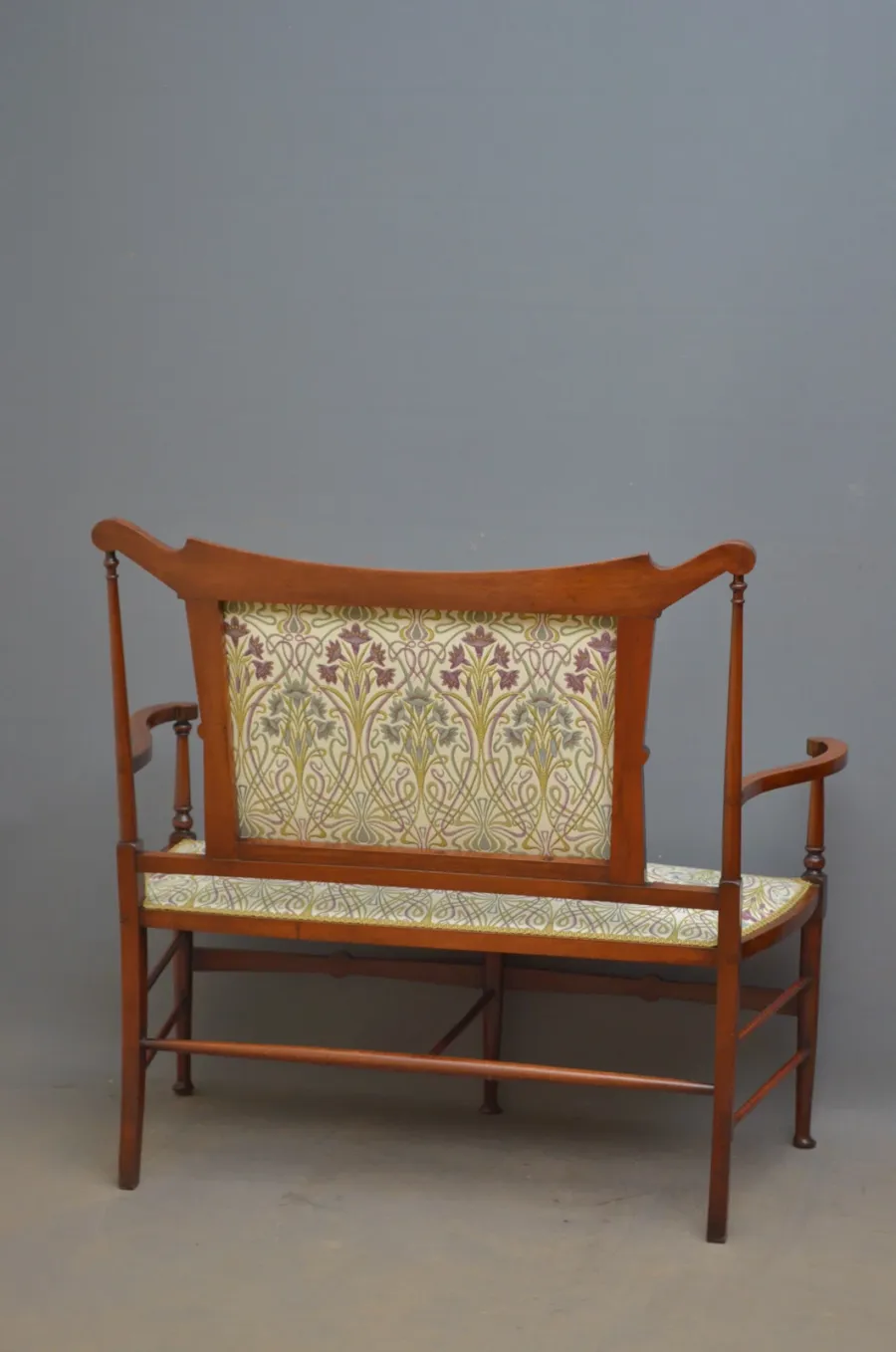 obrazek 8 Stylowa sofa w stylu secesyjnym, o profilowanej i inkrustowanej górnej poręczy,