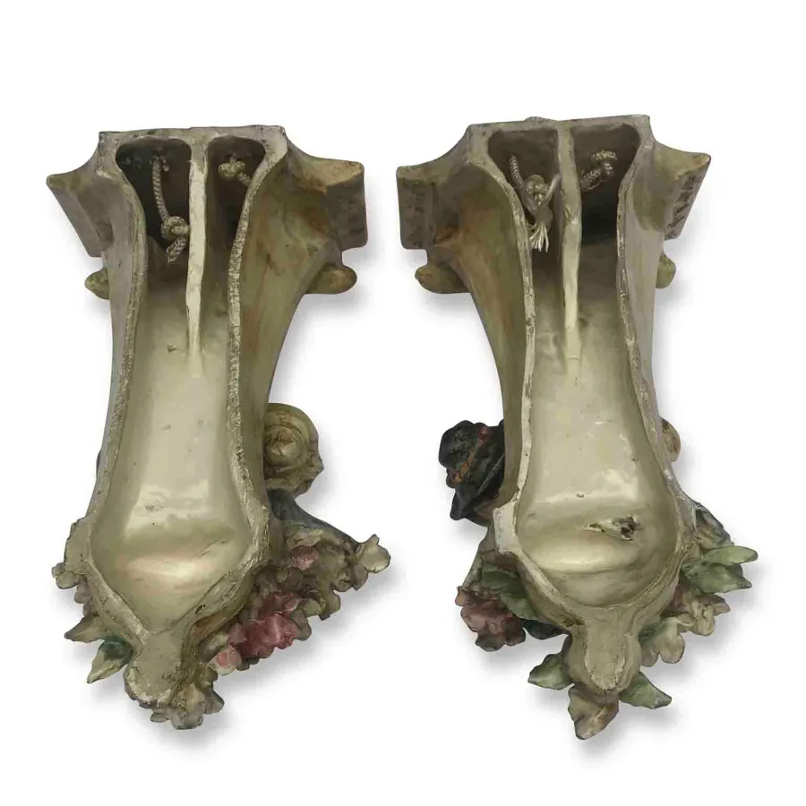 obrazek 9 Para półek ceramicznych ozdobionym płaskorzeźbami - ludzie i kwiaty