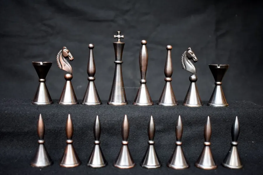 obrazek 3 Stylowy komplet figur metalowych do gry w szachy - The Chess Empire