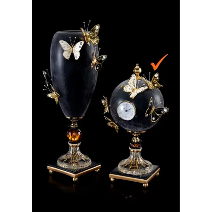 Zdjęcie Dekoracyjny zegar z doczepionymi motylami