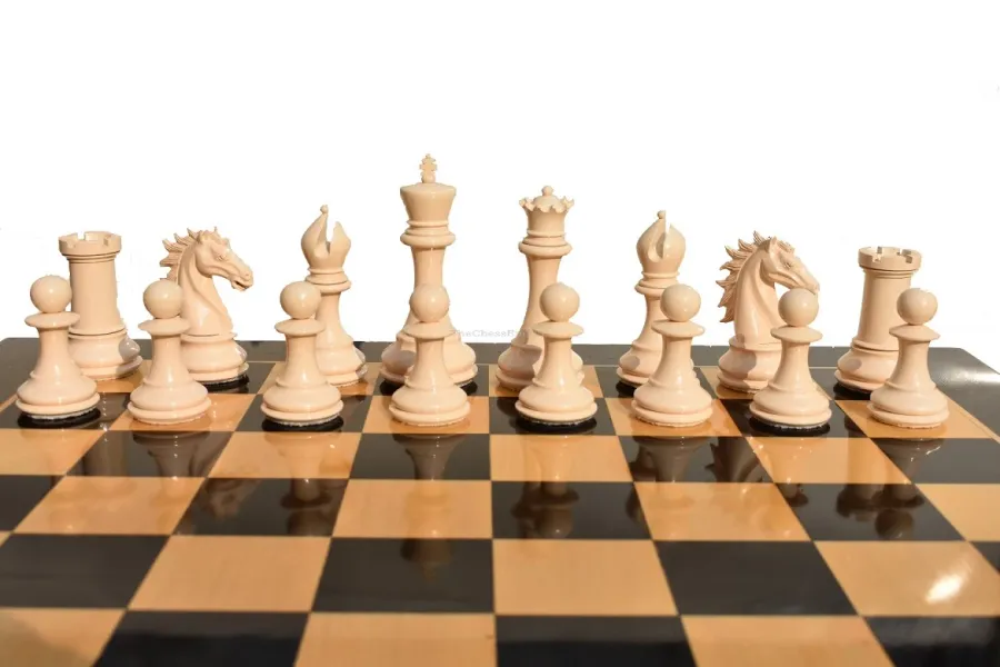obrazek 6 Perłowo-białe i niebieskie lakierowane figury szachowe - The Chess Empire