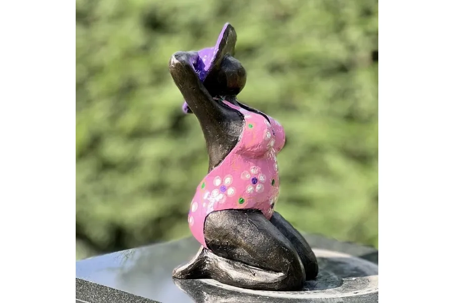 obrazek 3 Stylowa rzeźba ogrodowa z neolitu "Kobieta siedząca na kolanach w różowym kostiumie kąpielowym"