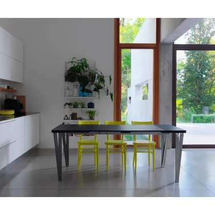 Zdjęcie Minimalistyczny, Stylowy Stół z Włoch do Nowoczesnego Salonu - Casmania