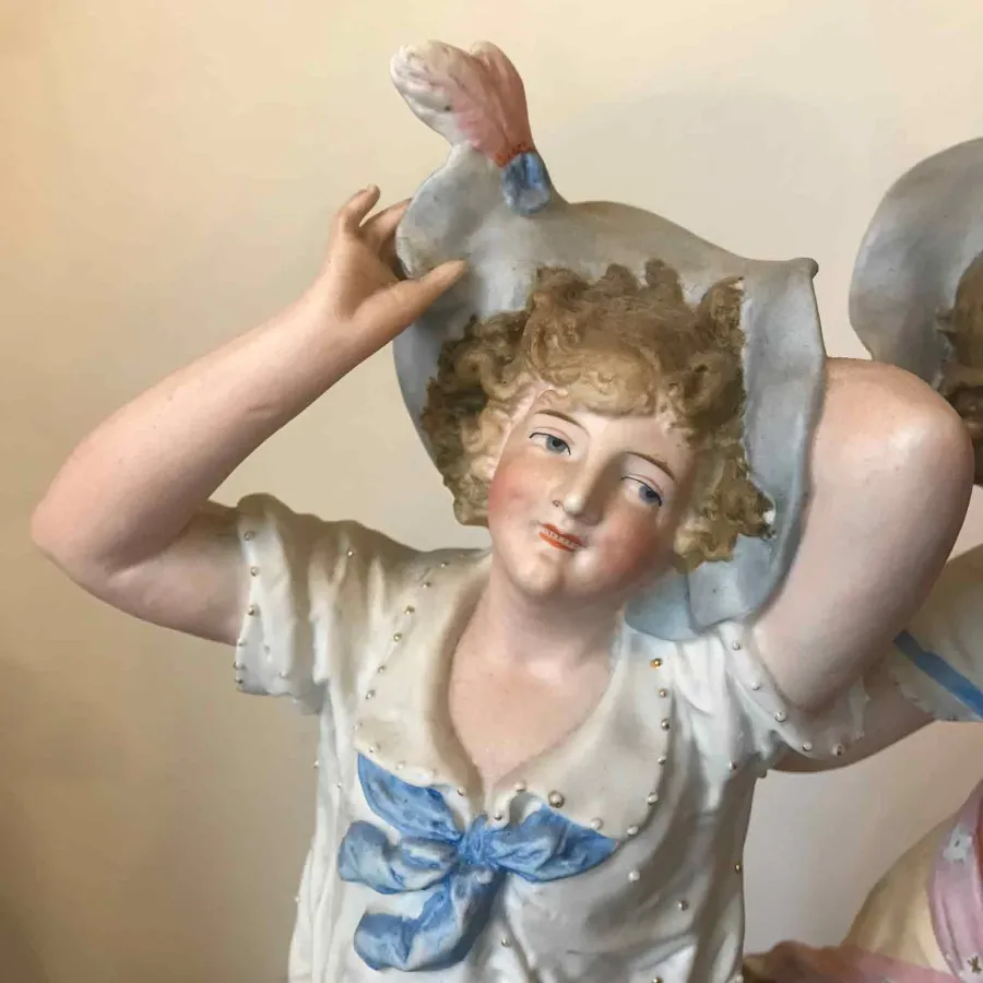 obrazek 6 Para antycznych rzeźb z porcelany - dwie postacie kobiet w szatach powiewających na wietrze