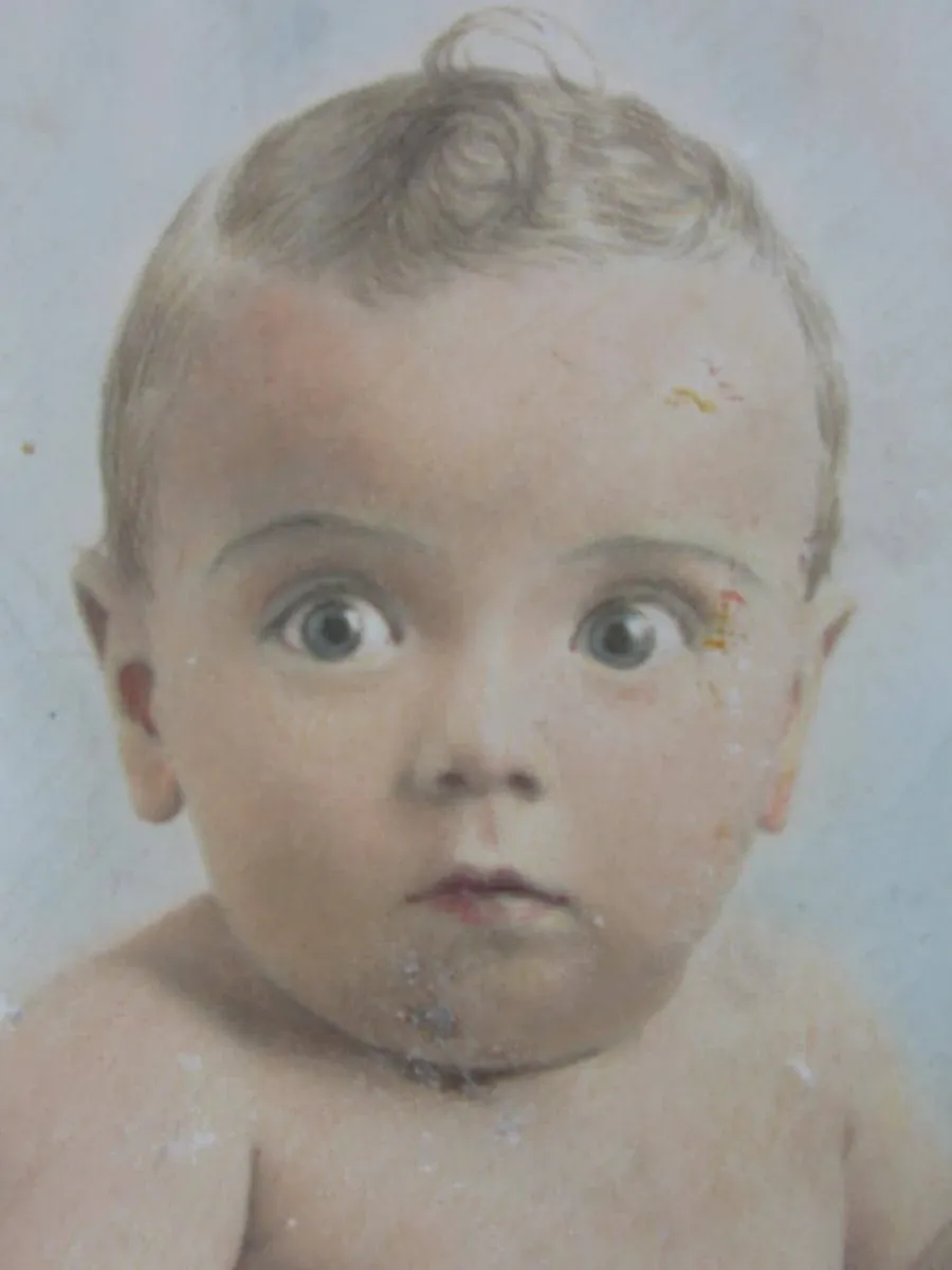 obrazek 2 Ładna litografia przedstawiająca nagie dziecko siedzące na wiklinowym krzesełku dla dzieci