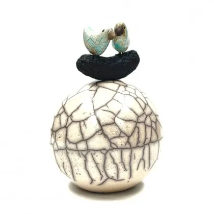 Zdjęcie Piękna malutka piłka z ptaszkiem wykonana z ceramiki - idealny prezent na wyjątkową okazję