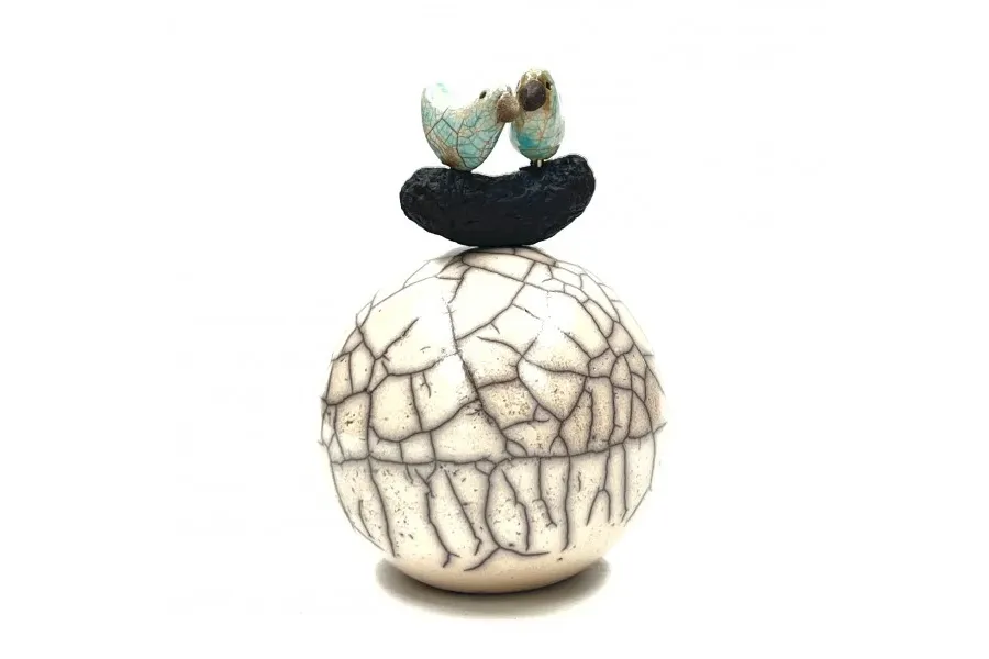 obrazek 1 Piękna malutka piłka z ptaszkiem wykonana z ceramiki - idealny prezent na wyjątkową okazję