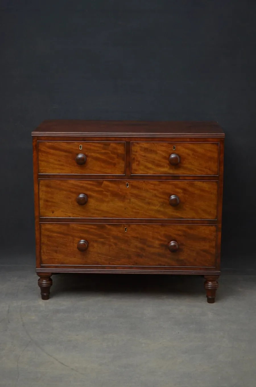 obrazek 4 Prosta i elegancka komoda George IV z mahoniu - antyk