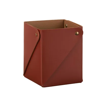 Zdjęcie Bordowy skórzany pojemnik na przybory biurowe