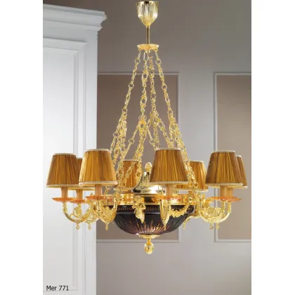 Zdjęcie Żyrandol z pozłacanego brązu ozdobiony kryształowym kielichem