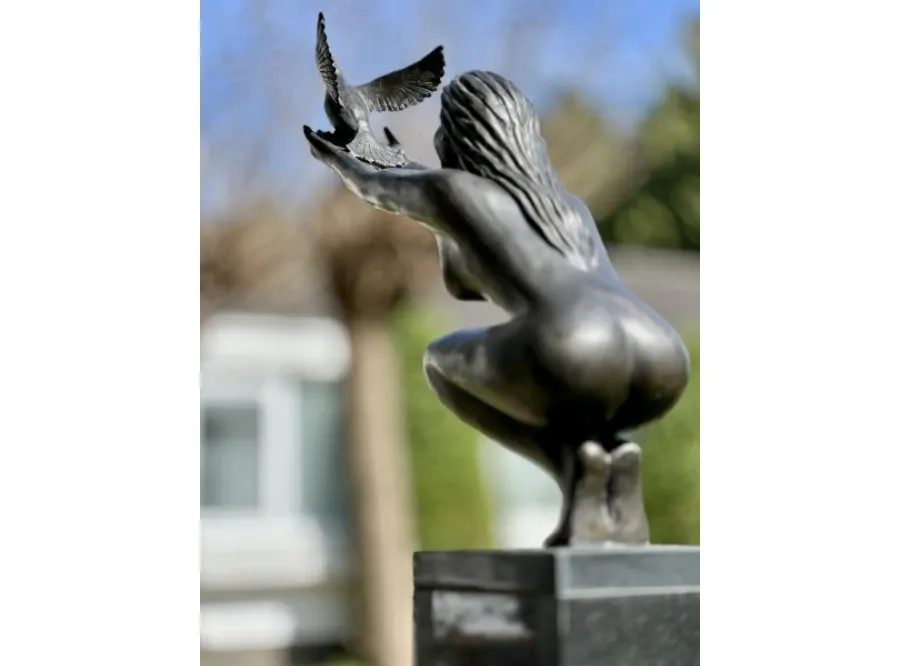 obrazek 4 Prestiżowa rzeźba ogrodowa przedstawiająca kobietę z ptakiem "Leć" - idealna ozdoba ogrodu