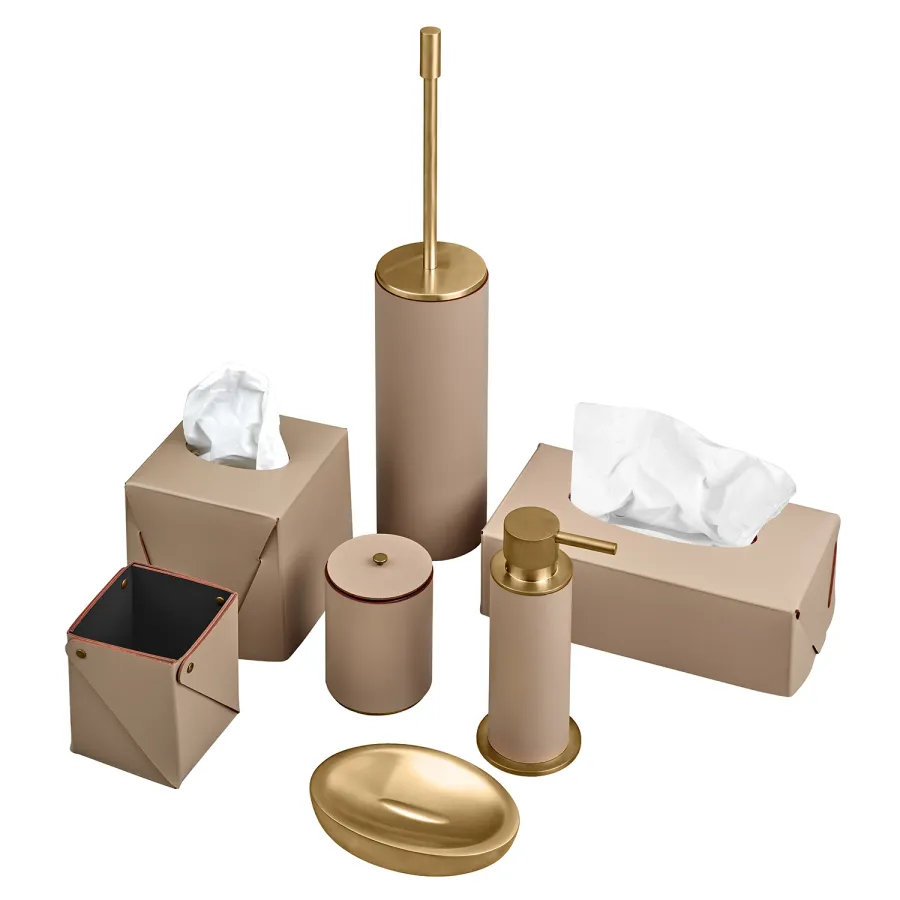 obrazek 3 Skórzany uchwyt na kubek Ø7xH10,5 cm w kolorze cappuccino z matowym złoceniem