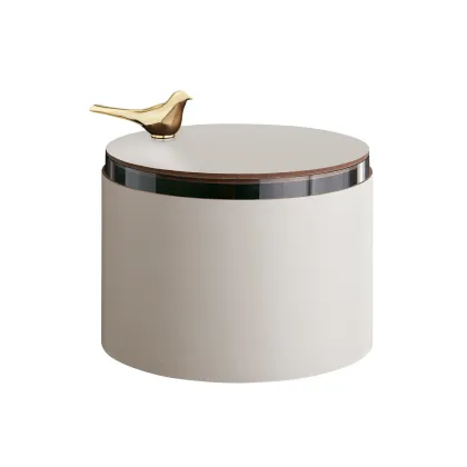 Zdjęcie Designerskie skórzane pudełko w kolorze perłowym ozdobione złotym ptaszkiem