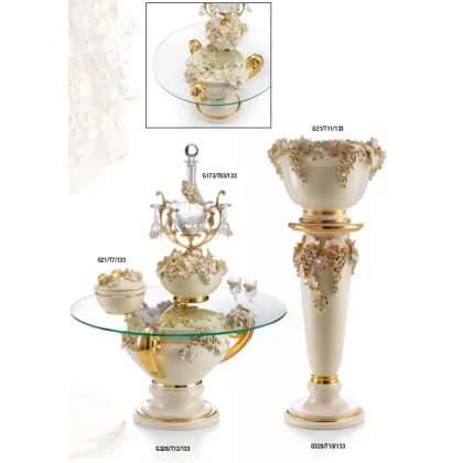 Zdjęcie Beżowo-złoty stolik z trzema ramionami i roślinnym zdobieniem