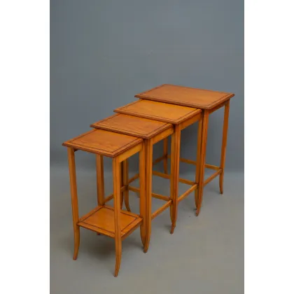 Zdjęcie Komplet edwardiański z 4 stolikami z żółtodrzewu, z których każdy ma krzyżowany blat z palisandru i profilowany brzeg