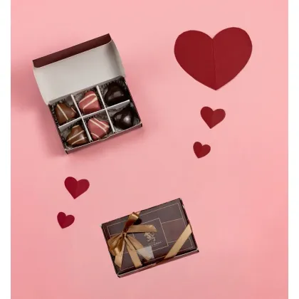 Zdjęcie Włoskie pudełko różnorodnych rzemieślniczych czekoladek w kształcie serca