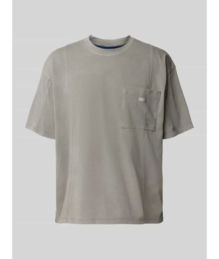 obrazek 1 T-shirt z kieszenią na piersi model ‘Naimos’