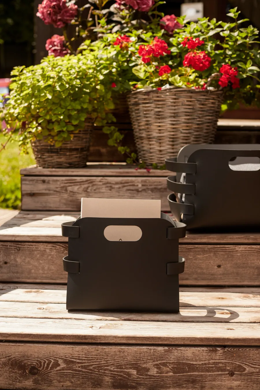 obrazek 2 Oryginalny skórzany czarny gazetnik 16x36xH25 cm