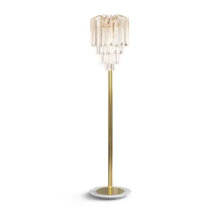 Zdjęcie Stylowa lampa stojąca z mosiądzu i szklanymi dodatkami