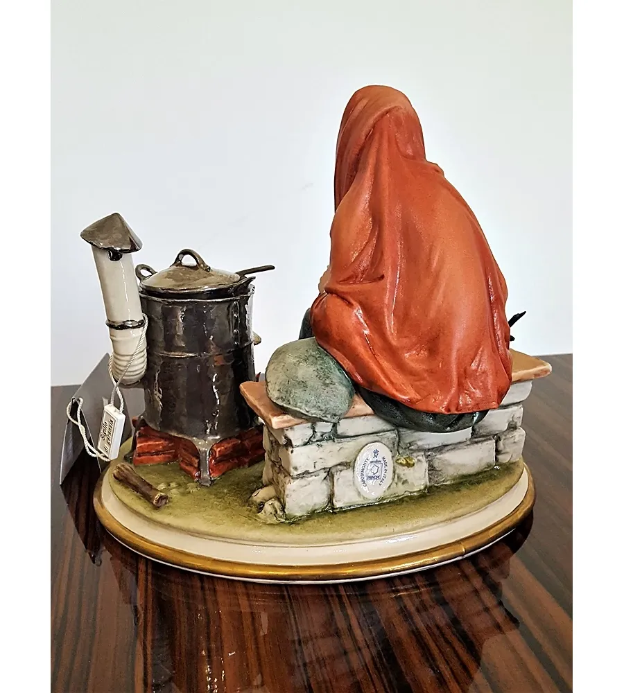 obrazek 6 Porcelanowa figurka kobiety piekącej kasztany